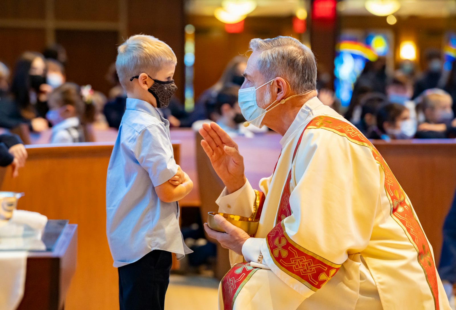 Los estudiantes de Holy Name asisten a una misa para toda la escuela a principios de noviembre. Las escuelas católicas de la Arquidiócesis de Detroit han experimentado un aumento en la inscripción a medida que los padres descubrieron los beneficios de una educación católica desde que comenzó la pandemia.