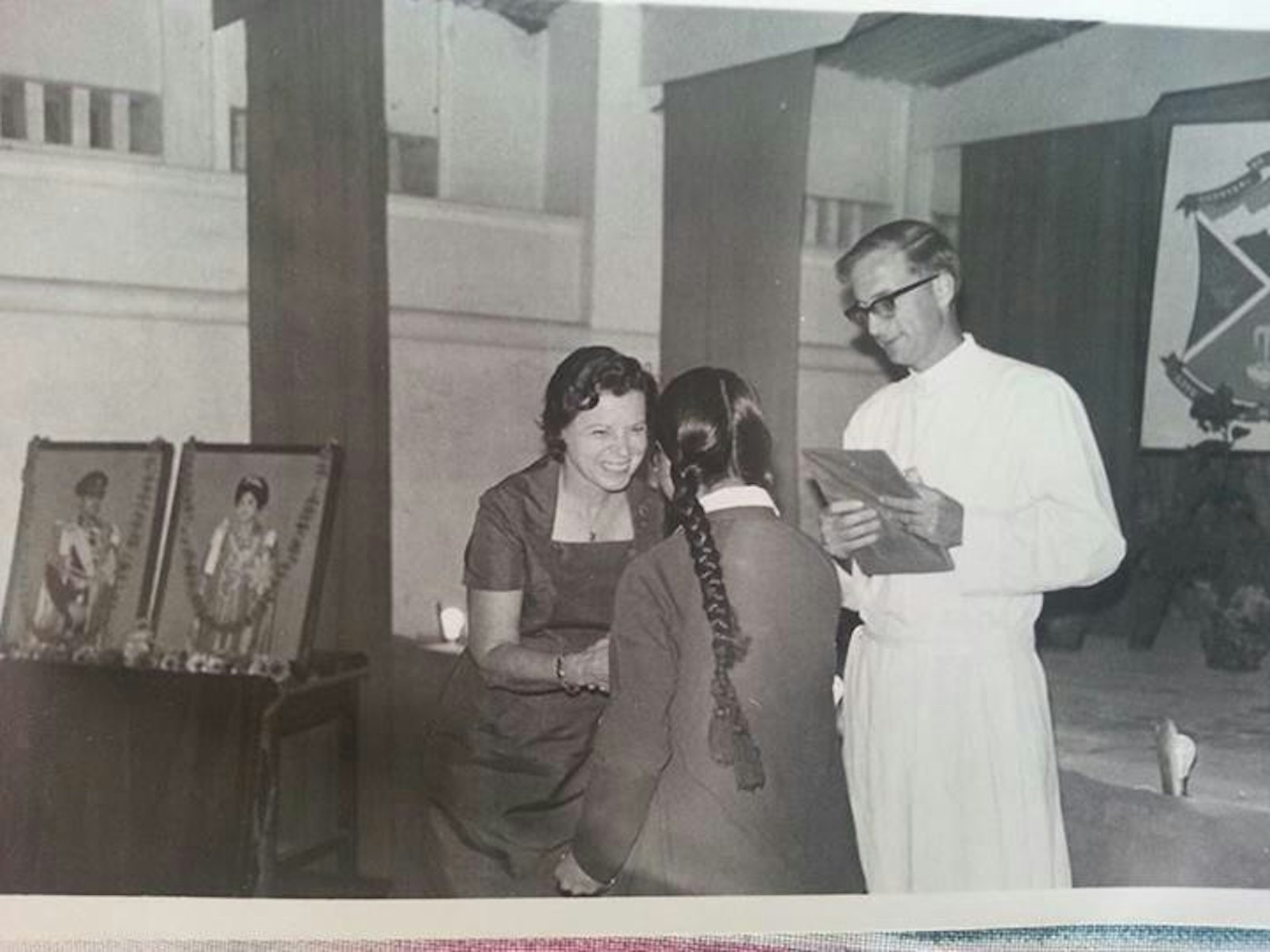 El joven P. Cachat en 1975, entonces director de la Escuela St. Xavier en Jawalakhel, entrega premios a los estudiantes.