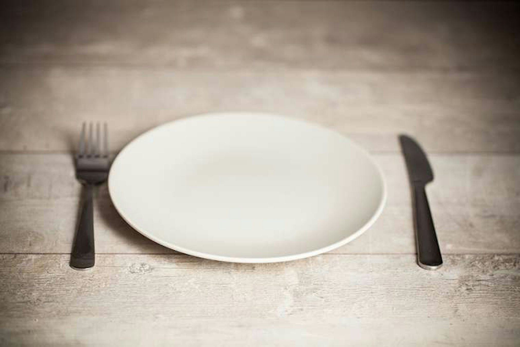 Лишняя тарелка на столе. Пустая тарелка с вилкой. Тарелка на столе. Пустая тарелка на столе. Тарелка вилка нож.
